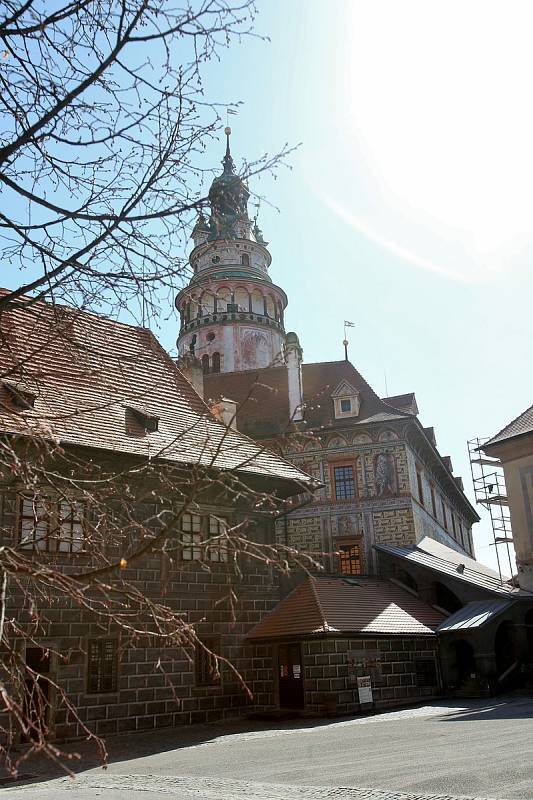 Celosvětová empidemie koronaviru vylidnila i centrum Českého Krumlova, které je běžně zaplaveno turisty.