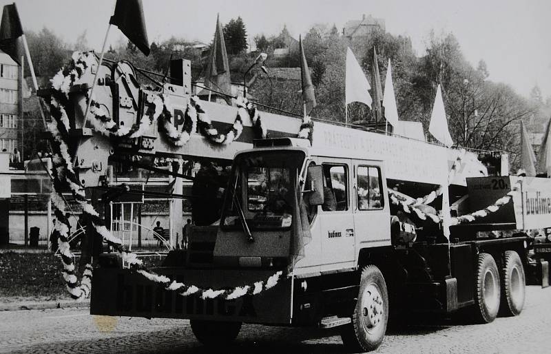 Český Krumlov v roce 1987. Alegorický vůz.