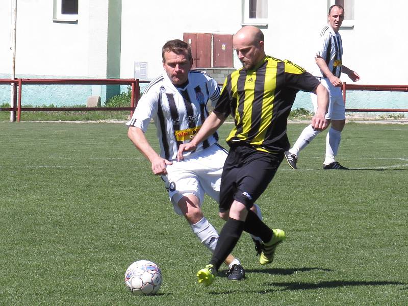 Okresní soutěž – 13. kolo: FK Spartak Kaplice B (bíločerné dresy) – SK Holubov 5:1 (1:1).