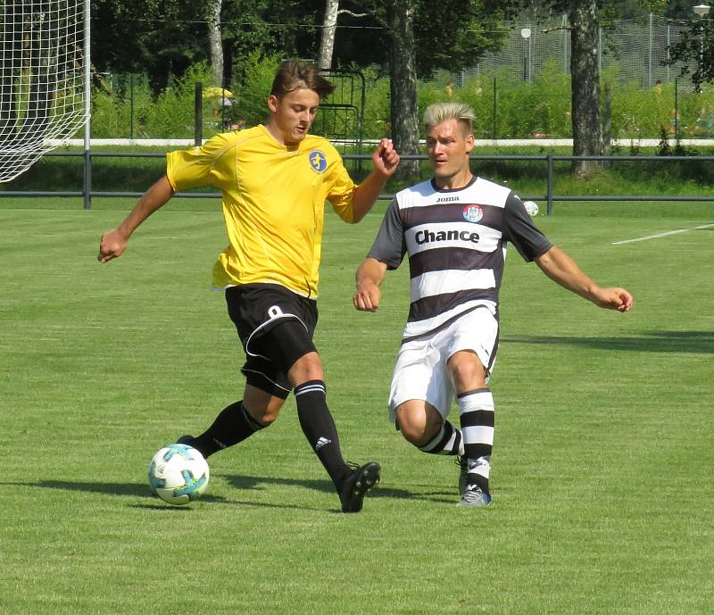 Kapličtí fotbalisté (v černobílém) v přípravném utkání dvou účastníků I. A třídy porazili Veselí nad Lužnicí 4:3.