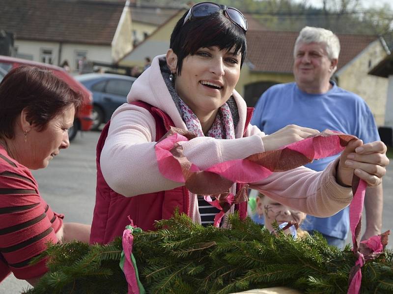 Setkání u májek na Křemežsku. V Krasetíně Renata Kudláčková.