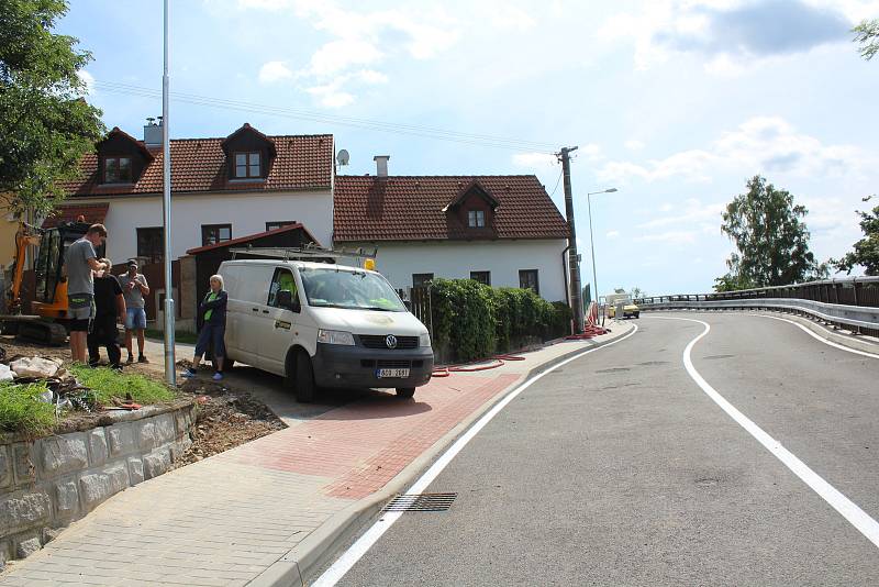 Silnice včetně opěrné zdi v ulici u U Jáníčka v Křemži už je defacto hotová.