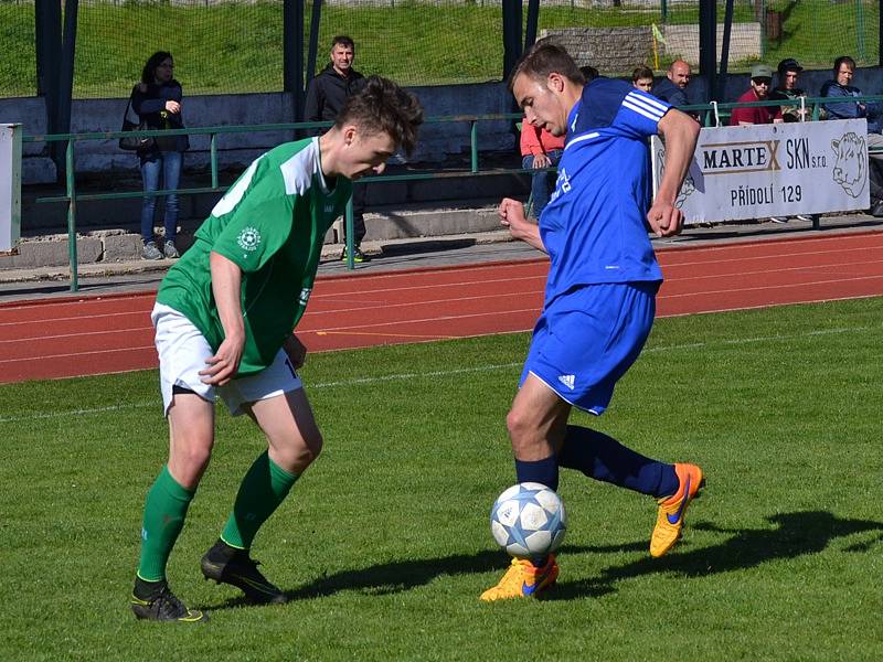 Dohrávka divize A - 23. kolo: FK Slavoj Český Krumlov (zelené dresy) - 1. FC Karlovy Vary 1:1 (1:0), na penalty 5:3.