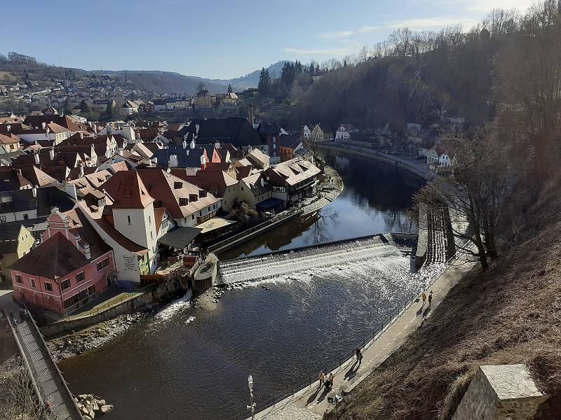 Český Krumlov ještě před uzavřením okresů. Téměř jarní počasí přilákalo do města výletníky.