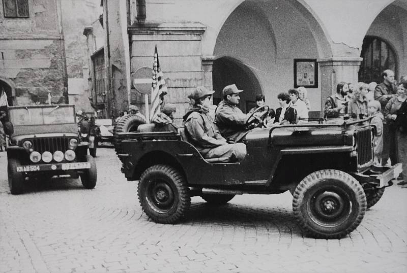 Český Krumlov v roce 1992. 3. 5.  Příjezd historických vozidel na náměstí.