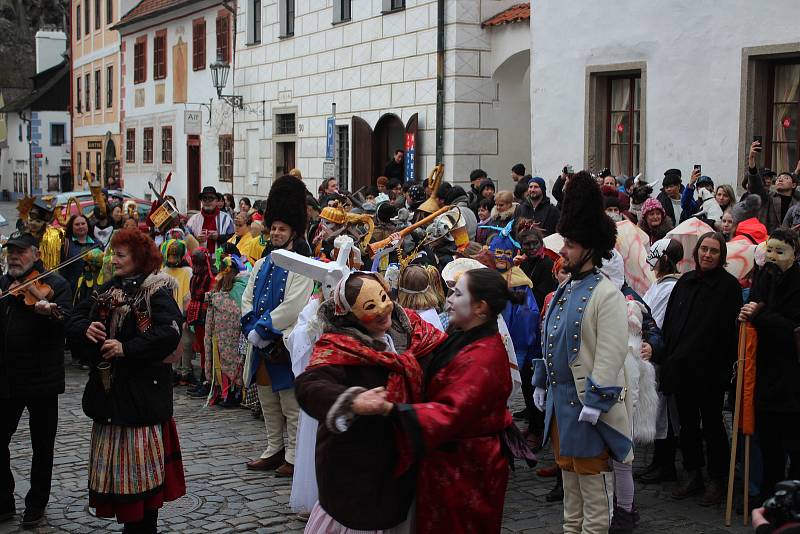 Masopustní průvod v Českém Krumlově se koná v režii Základní umělecké školy.