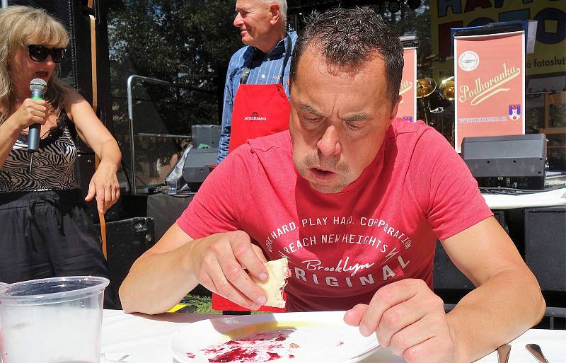 Jaroslav Němec do sebe ve Vyšším Brodě na pouti nasoukal 22 ovocných knedlíků. Vyrovnal tak svůj rekord z předešlého roku.