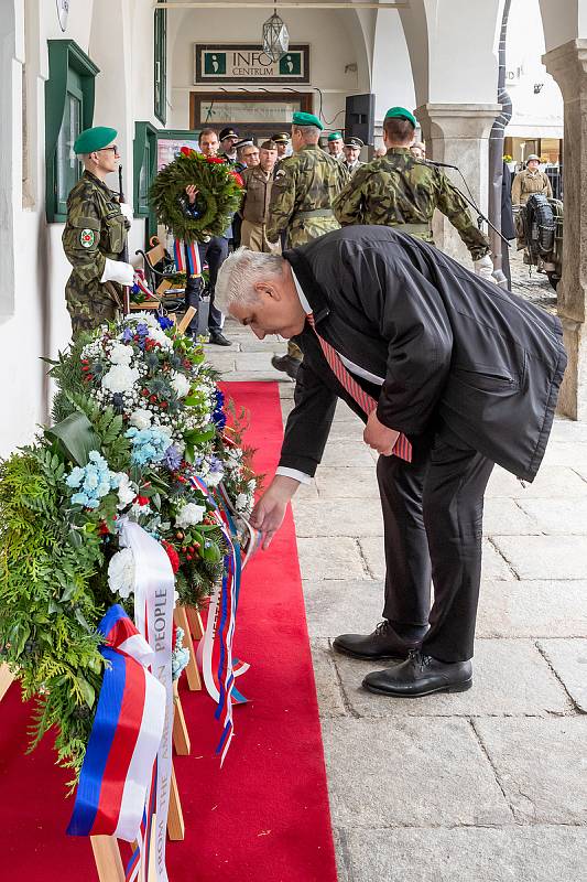 Navzdory dešti se uskutečnil pietní akt na českokrumlovském náměstí ve vší důstojnosti a lesku. V Jelení zahradě byl po celou sobotu k vidění dobový vojenský tábor a zábavný program nabídl hostinec Depo.