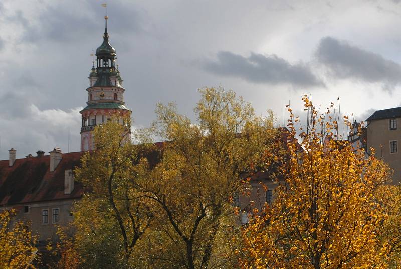 Český Krumlov se oblékl do podzimního.