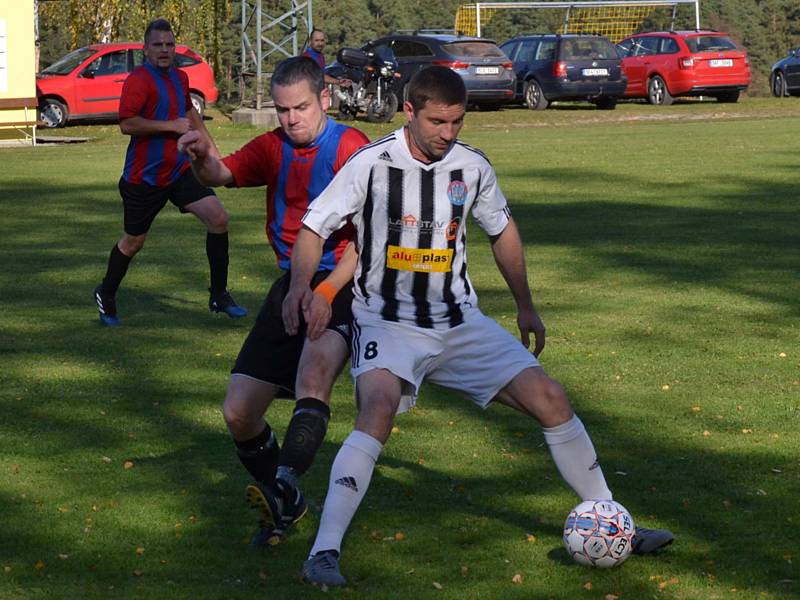 Select OS muži – 8. kolo: SK Holubov (červenomodré dresy) – FK Spartak Kaplice B 2:1 (1:1).