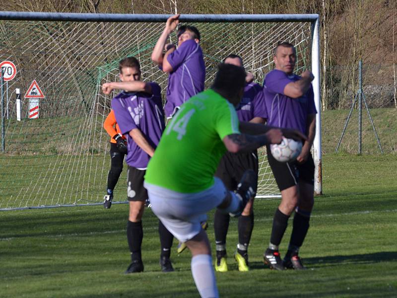 Okresní přebor – 12. kolo: Sokol Kájov (fialové dresy) – Hraničář Malonty 3:0 (2:0).