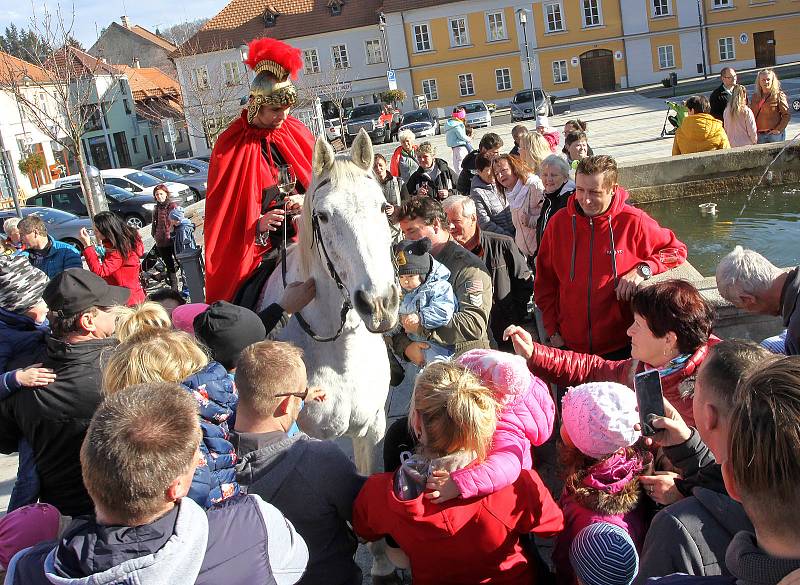 Počasí spíše připomínalo jaro, do Kaplice přesto přijel Martin na bílém koni