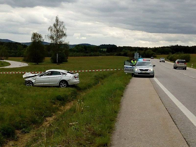 Pohled na jedno z havarovaných aut po tragickém střetu na hlavním tahu k hranicím před Dolním Dvořištěm.