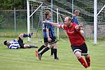 Oblastní I.A třída (skupina B) - 22. kolo: SK Větřní (červené dresy) - FC Velešín 2:2 (1:1).