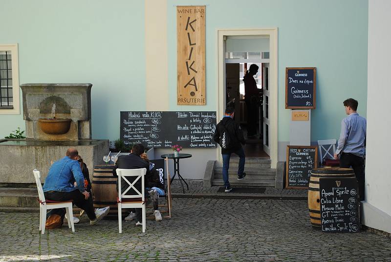 Hospodské zahrádky jsou první den otevřené i v Českém Krumlově. Většina hospod a kaváren ale měla 17. 5. 2021 zavřeno.