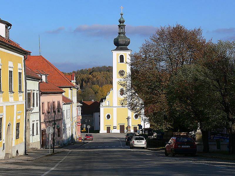 Benešovskou dominantou je majestátně vyhlížející kostel sv. Jakuba Většího v centru obce.