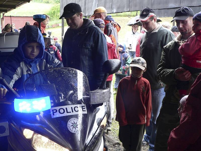 Děti si mohly vyzkoušet usednout za řidítka policejního motocyklu.