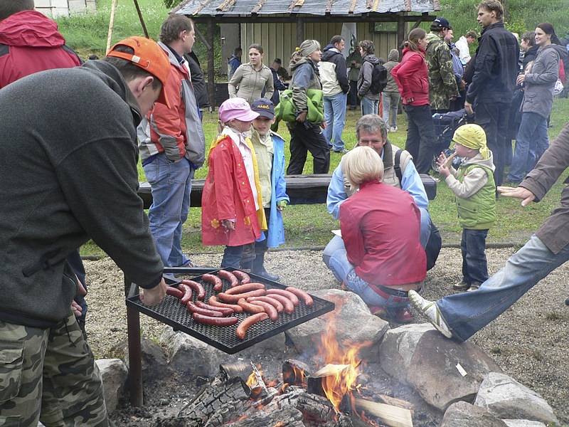 Klobásky si bylo možné opéci na ohni a navíc se u něho ohřát a sušit si promočené boty.