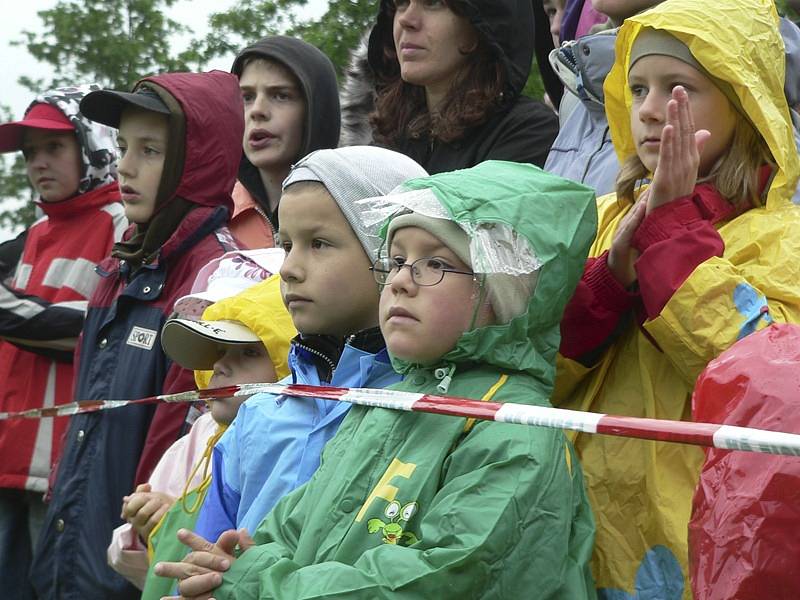 Děti při ukázkách s napětím sledovaly dění na ploše střelnice.