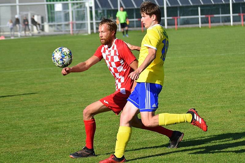 Fotbalisté Velešína (v červeném) prohráli v souboji týmů ze suterénu I. A třídy doma s Vimperkem 0:4.