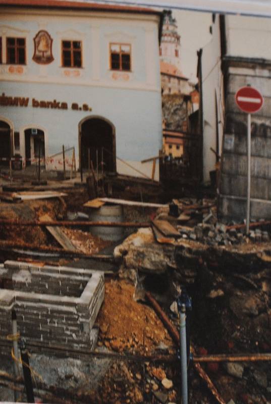 Český Krumlov v roce 1998. Výměna inženýrských sítí na náměstí.