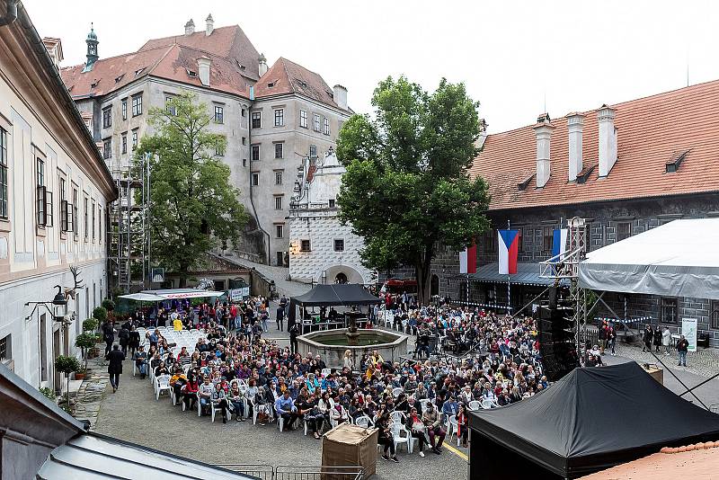 Kapela Čechomor na krumlovském zámku při Krumlovském slunovratu.