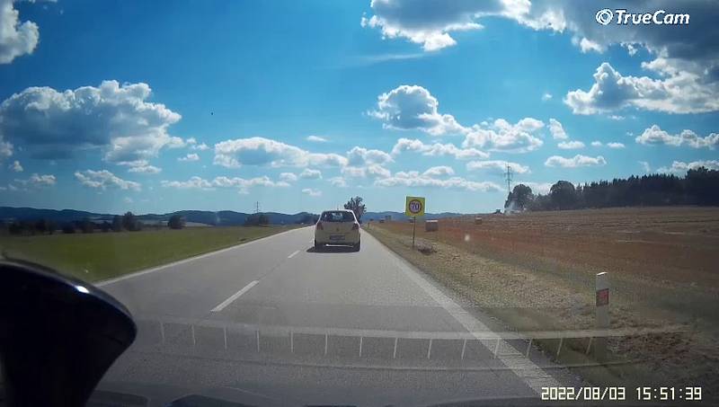 Policie hledá svědky nebezpečného předjíždění, při kterém řidič VW Touran poškodil žluté auto.