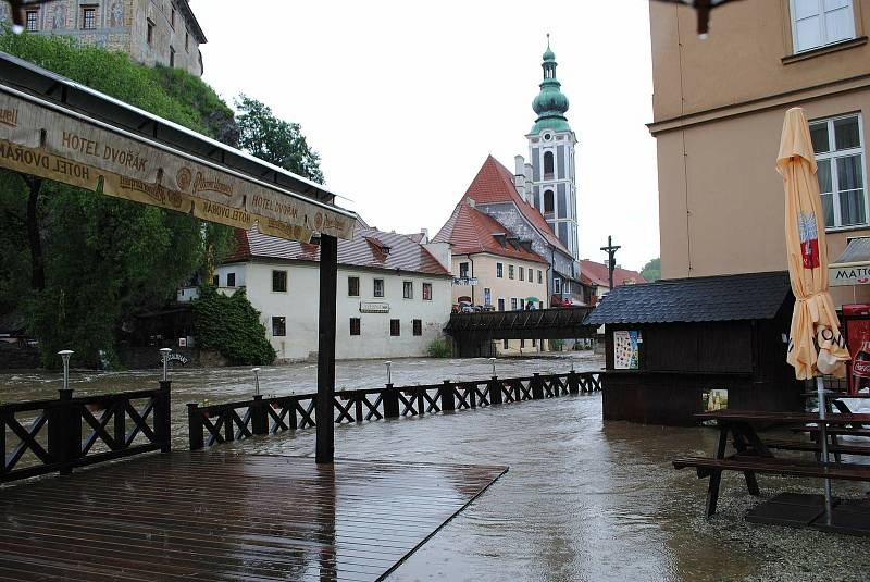 Povodně v Českém Krumlově v roce 2013. Ze břehů se vylila Polečnice, zahrozila i Vltava v centru. Pod vodou skončily hospodské zahrádky i auta.