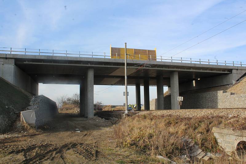 Stavba dálnice k Dolnímu Třebonínu pokračuje. Most nad železnicí u Dolních Svinců.