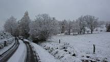 Na Nové Hospodě v sedle mezi Brlohem a Chvalšinami také leží sníh. Před desátou dopolední tam byl 1° C.