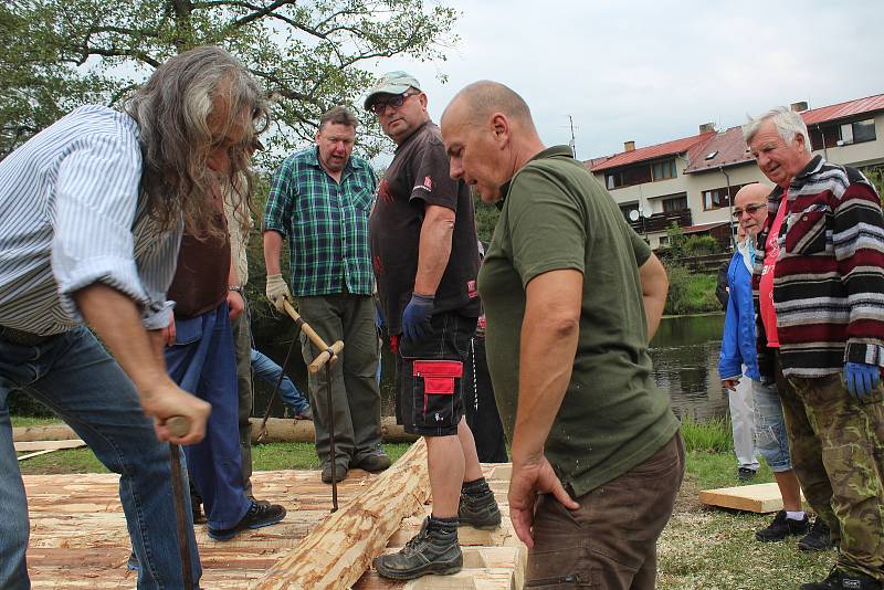 Do stavby voru ve Vyšším Brodě se mohl zapojit a přidat ruku k dílu kdokoliv.