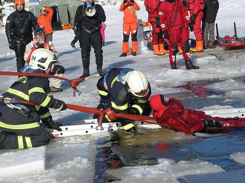 Stovka dobrovolných i profesionální záchranářů se o posledním únorovém víkendu cvičila v záchraně lidí, pod kterými se prolomil led.