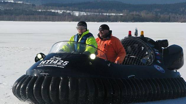 Stovka dobrovolných i profesionální záchranářů se o posledním únorovém víkendu cvičila v záchraně lidí, pod kterými se prolomil led.