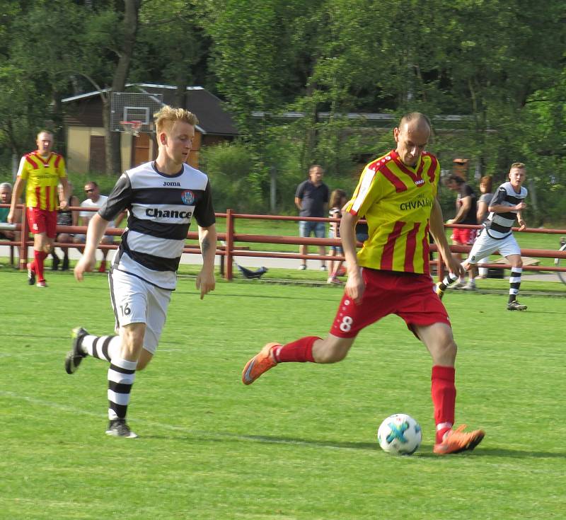 Oblastní I.B třída (skupina A) - 25. kolo: FK Spartak Kaplice (černobílé dresy) - Sokol Chvalšiny 9:2 (4:1).