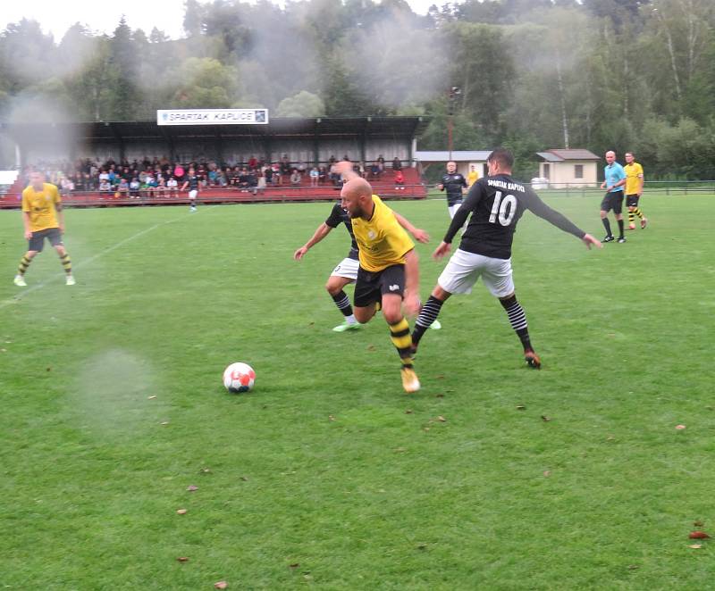 Kaplice v úvodním kole I. A třídy doma za vytrvalého deště porazila Lhenice (ve žlutém) přesvědčivě 3:0.