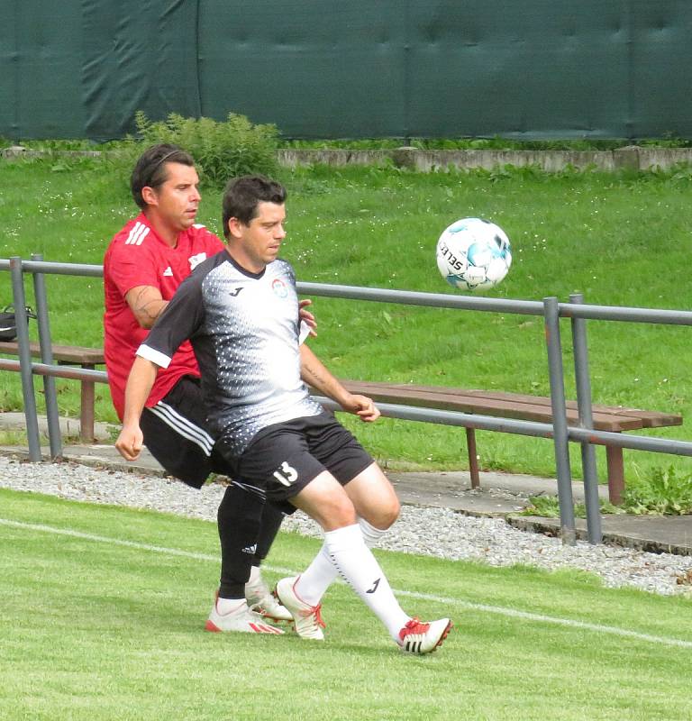 Fotbalisté kaplického béčka (v černobílém) doma v přípravě na novou sezonu prohráli se Zliví vysoko 1:8.