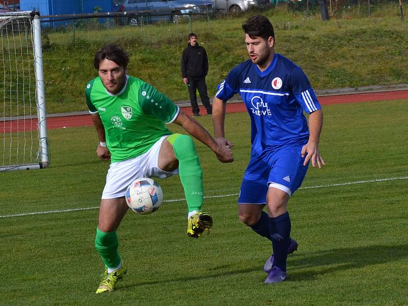 Divize A - 13. kolo: FK Slavoj Český Krumlov (zelené dresy) - FC Slávia Karlovy Vary 0:6 (0:2).