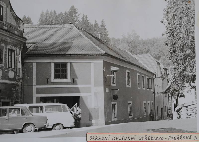 Český Krumlov v roce 1986. Okresní kulturní středisko v Rybářské ulici.