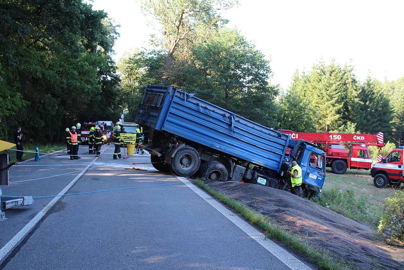 Dvě osobní auta a jedno nákladní auto s přívěsem naložené sklizenou řepkou se střetla na silnici E 55 pod netřebickými serpentinami poblíž Zvíkova. Při nehodě jedna osoba utrpěla vážné zranění a jedna osoba se zranila lehce.