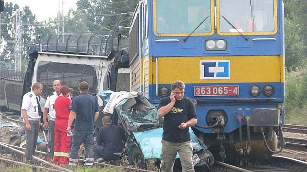 Srážka osobního automobilu s vlakem v Omlenici.