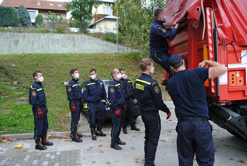 Hasiči do českokrumlovské nemocnice přivezli 27 lůžek pro pacienty se žloutenkou.