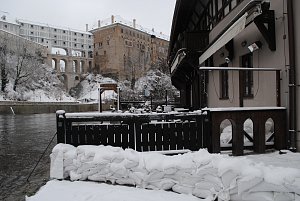 Vltava v Českém Krumlově klesla 8. ledna 2024 ze třetího na druhý stupeň povodňové aktivity.