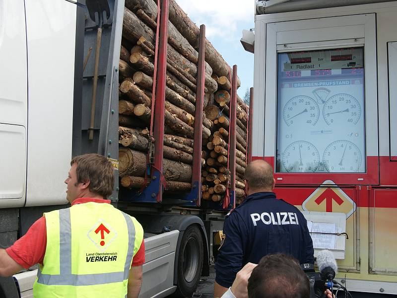 Na kamiony a jejich řidiče si v pátek posvítili policisté u Dolního Dvořiště.