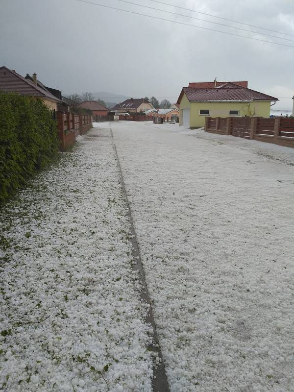 Krupobití v Malontech napáchalo značné škody.