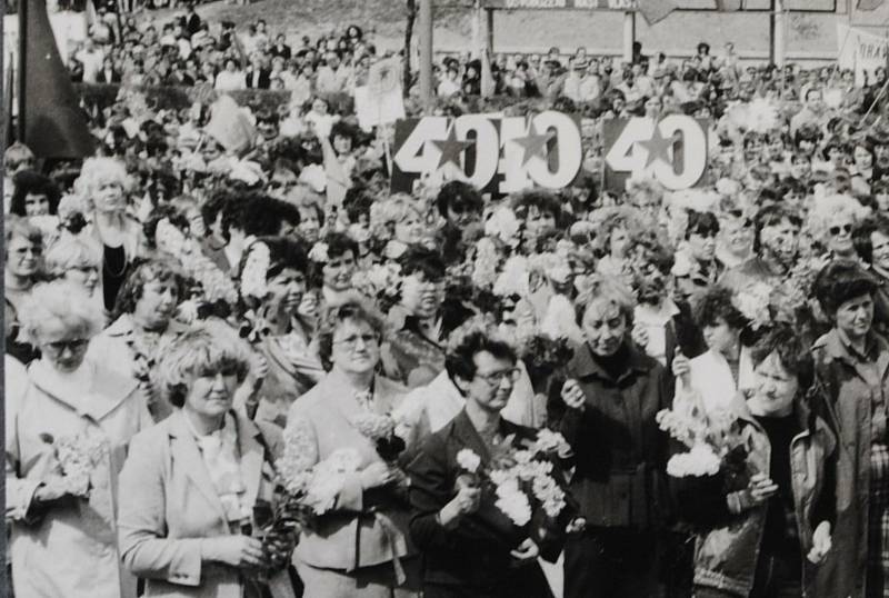 Osmdesátá léta v Českém Krumlově. Manifestace pracujících ke 40. výročí konce války, 1985.
