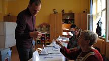 Do otevření volební místnosti v 7. volebním okrsku v Českém Krumlov zbývá pár minut.