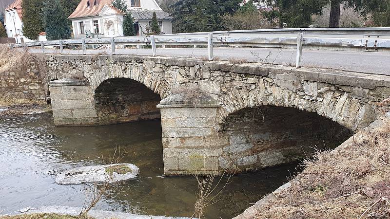 Kamenný most v Dobrkovicích před opravou a po rekonstrukci.