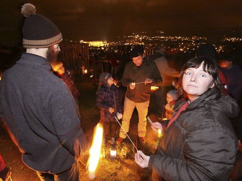 Českokrumlovští skauti vytvořili na Křížové hoře 17.11. hořící srdce.  