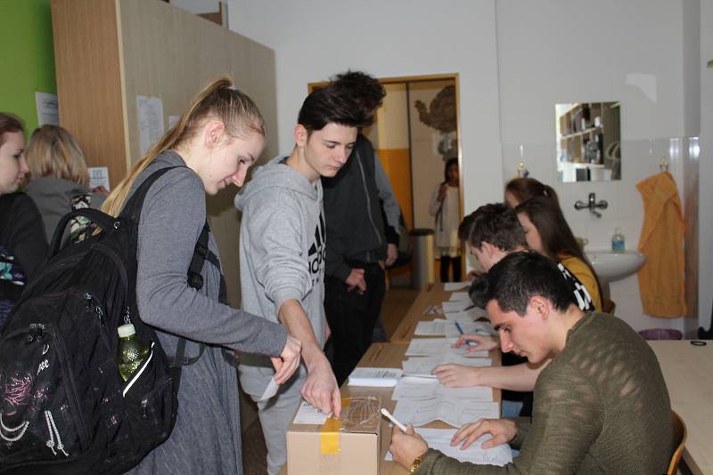 Studentských prezidentských voleb se na gymnáziu Český Krumlov zúčastnila necelá polovina studentů.