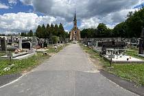 Chodníky samá díra, popelnice vedle hrobů. Začíná proměna krumlovského hřbitova.